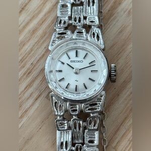 Seiko Vintage Mechanical Ladies Watch Silver Dial Base Metal Bracelet Works